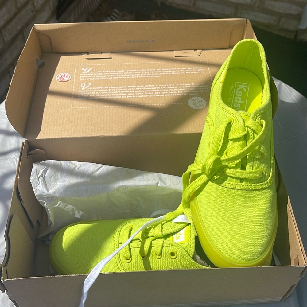 Brand new line green keds.